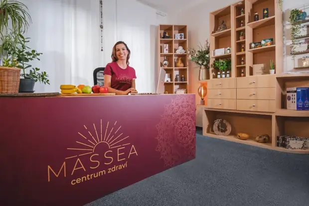 Klientka při relaxační terapii v Centru zdraví MASSEA